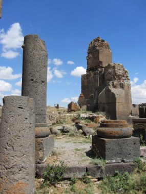 Inside the ruins of the King Gagilik'schurch.